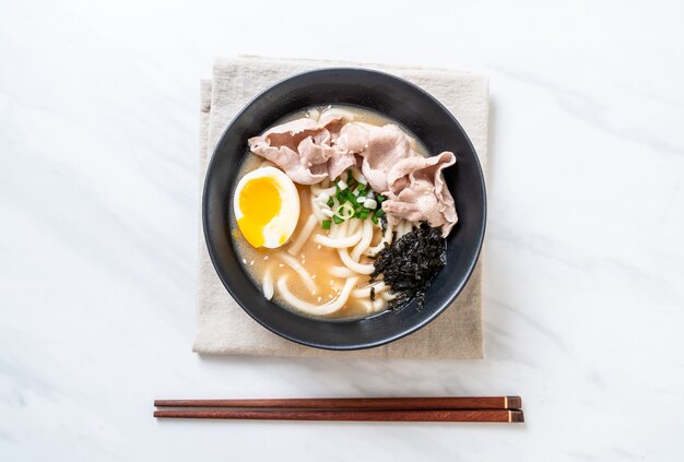 makaron udon ramen z zupą wieprzową