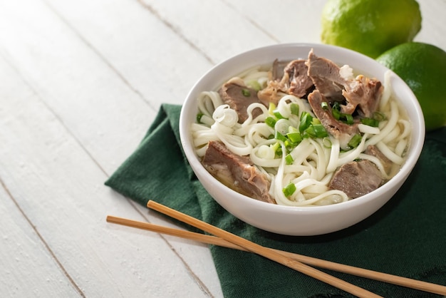 Makaron Udon z gotowanymi podrobami i zielonymi posiekanymi piórami cebuli