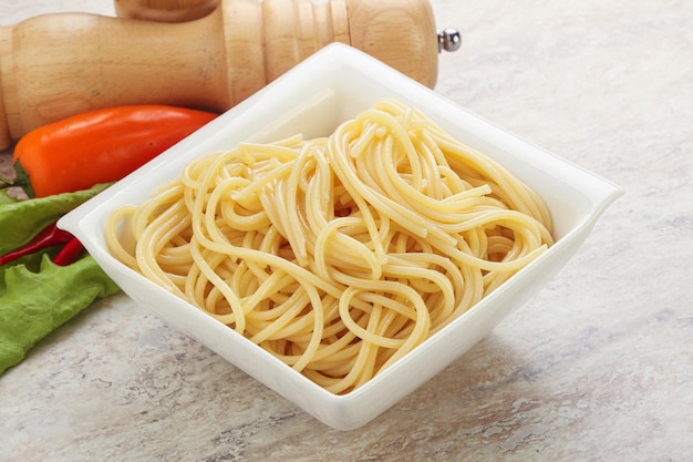 Makaron włoski gotowany spaghetti z olejem