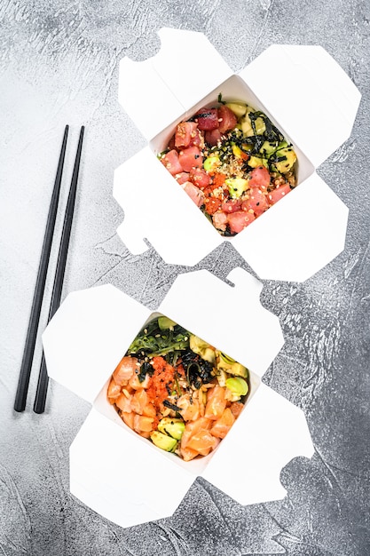 Zdjęcie makaron wok w papierowym pudełku z warzywami i rybą