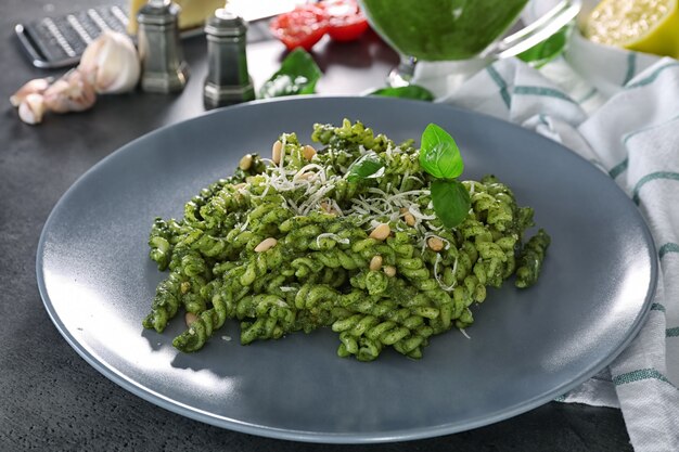 Makaron z bazyliowym sosem pesto na talerzu, zbliżenie