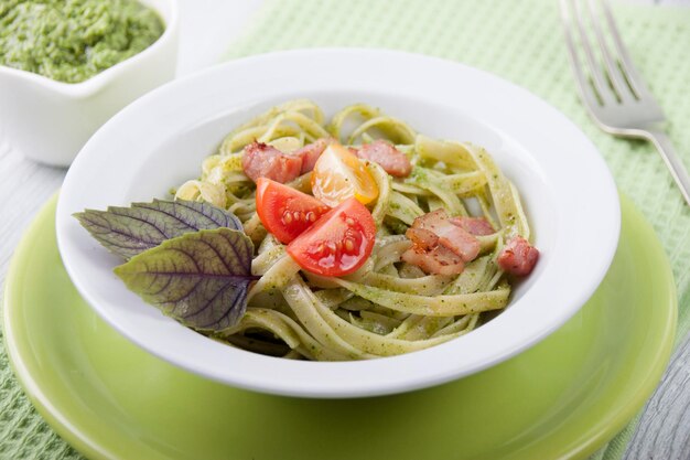 Makaron z pesto pomidorkami koktajlowymi i bazylią