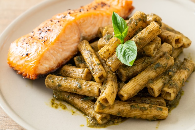 makaron z pesto quadrotto penne z grillowanym stekiem z łososia