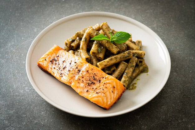 makaron z pesto quadrotto penne z grillowanym stekiem z łososia