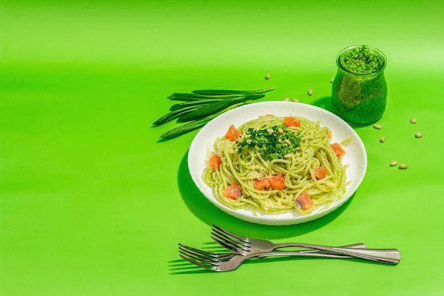Makaron z pesto z dzikiego łososia i parmezanem Świeże spaghetti i zielenie Zdrowe jedzenie wegańskie