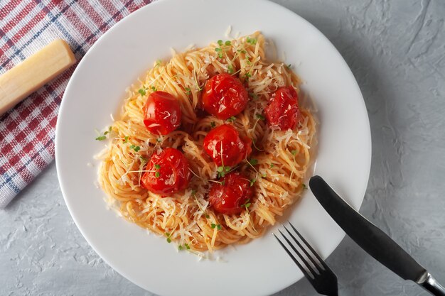 Makaron z pieczonymi pomidorami, parmezanem i mikro zieleniną