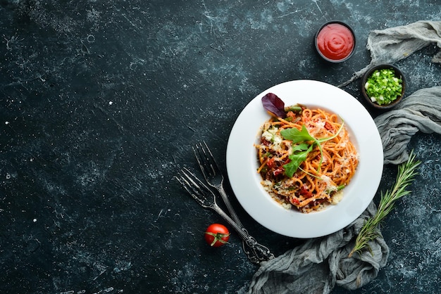 Makaron z pomidorami i warzywami Kuchnia włoska Carbonara Widok z góry Wolne miejsce na tekst