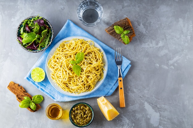 Makaron z sosem pesto i mixem sałat