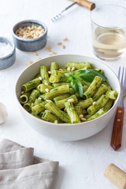 Makaron z sosem pesto. Kuchnia włoska. Zdrowe odżywianie. Jedzenie wegetariańskie.