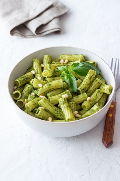 Makaron z sosem pesto. Kuchnia włoska. Zdrowe odżywianie. Jedzenie wegetariańskie.