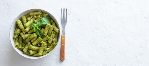 Makaron z sosem pesto. Kuchnia włoska. Zdrowe odżywianie. Jedzenie wegetariańskie.