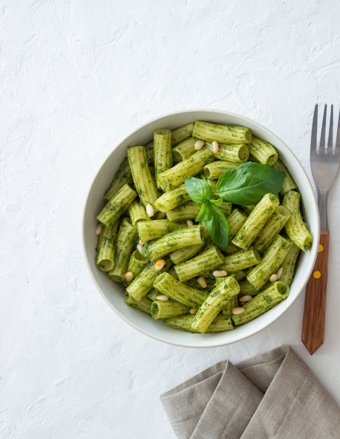 Makaron z sosem pesto. Kuchnia włoska. Zdrowe odżywianie. Jedzenie wegetariańskie.