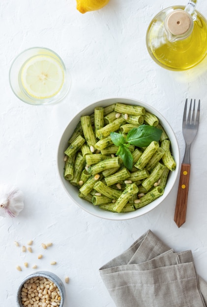 Makaron z sosem pesto. Kuchnia włoska. Zdrowe odżywianie. Jedzenie wegetariańskie.