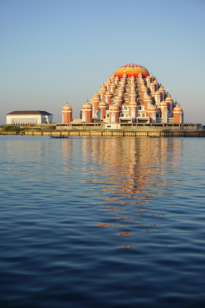 Makasar Indonezja 4 września 2019 r. Widok meczetu 99 Dome Masjid 99 Kubah wokół Losari