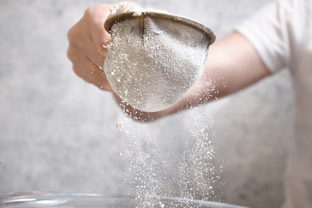 Mąkę przesiewa się metalowym sitem
