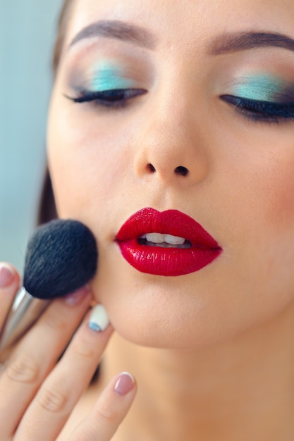 Make up artist robi profesjonalny makijaż młodej kobiety