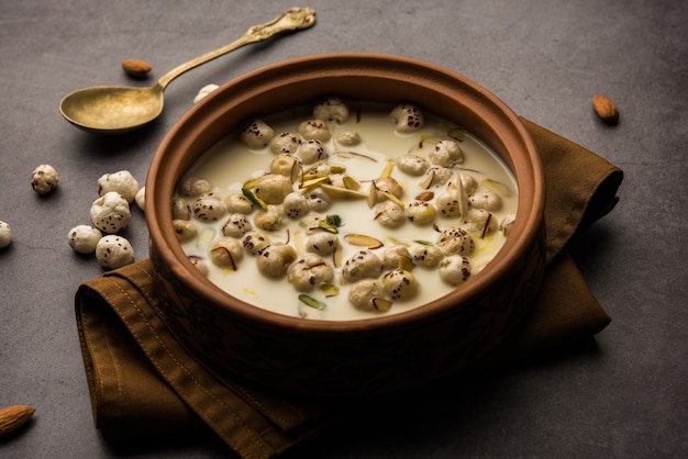 Makhana Kheer - Smaczne Indyjskie Słodycze Wykonane Z Prażonych Orzeszków Lisich Lub Dmuchanych Nasion Lotosu Lub Makhane, Mleka I Cukru