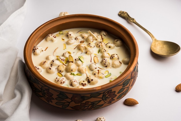 Zdjęcie makhana kheer - smaczne indyjskie słodycze wykonane z prażonych orzeszków lisich lub dmuchanych nasion lotosu lub makhane, mleka i cukru