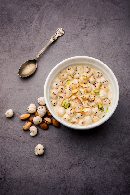 Makhana Kheer - Smaczne indyjskie słodycze wykonane z prażonych orzeszków lisich lub dmuchanych nasion lotosu lub makhane, mleka i cukru