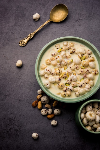 Makhana Kheer - Smaczne indyjskie słodycze wykonane z prażonych orzeszków lisich lub dmuchanych nasion lotosu lub makhane, mleka i cukru