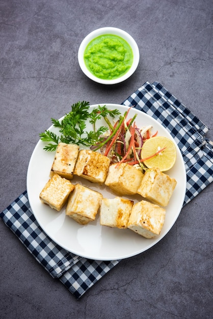 Makhmali lub Malai Paneer Tikka Kabab to północnoindyjska przystawka serwowana z zieloną sałatą i chutney