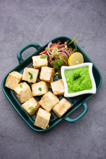 Makhmali lub Malai Paneer Tikka Kabab to północnoindyjska przystawka serwowana z zieloną sałatą i chutney