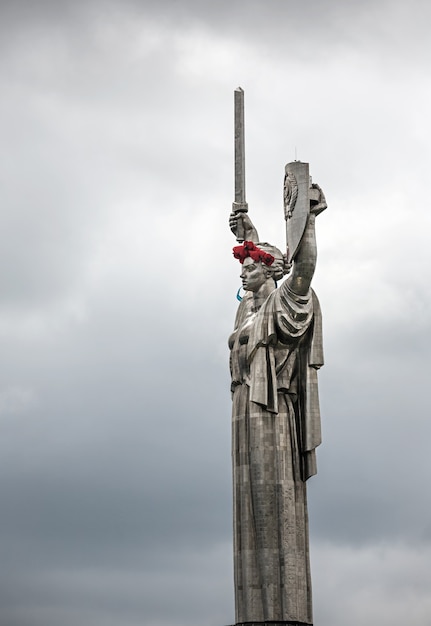 Maki Pamięci. Pomnik Matki Ojczyzny Udekorowany Wieńcem Maków W Dniu Pamięci I Pojednania W Kijowie Na Ukrainie