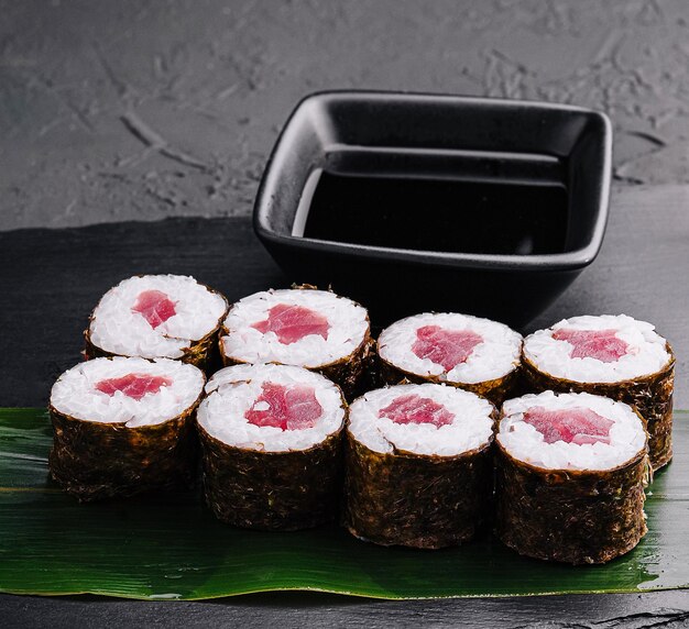 Zdjęcie maki rolls z tuńczykiem na czarnym kamieniu