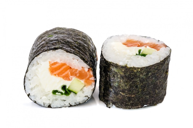 Zdjęcie maki sushi, dwie rolki na białym tle