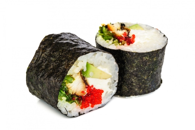 Maki sushi, dwie rolki na białym tle