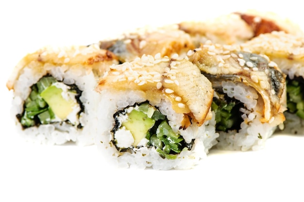 Maki Sushi Roll z Ogórkiem i Śmietanką Wewnątrz Tuńczyk Łosoś i Węgorz na zewnątrz