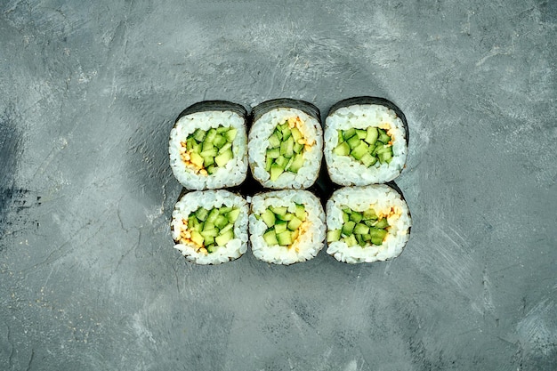 Zdjęcie maki sushi roll z ogórkiem na szarym tle selective focus sushi menu