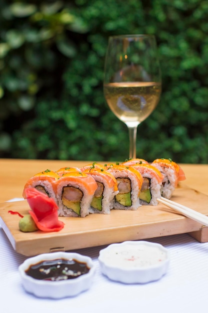 Zdjęcie maki sushi rolls surowa ryba japońska restauracja dla smakoszy