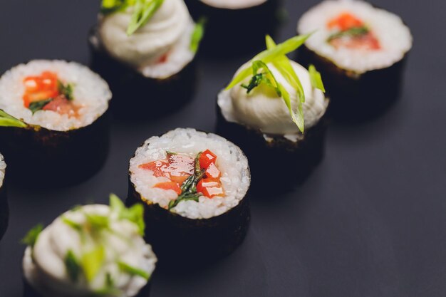 Maki Sushi Rolls Z łososiem Na Czarnym Kamieniu Na Ciemnym Tle Z Imbirem I Wasabi Menu Sushi Japońskie Jedzenie Zbliżenie Pyszne Japońskie Jedzenie Z Rolką Sushi Zdjęcie Poziome