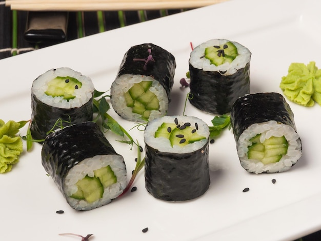 Maki sushi rolls z ogórkiem na białym talerzu zbliżenie