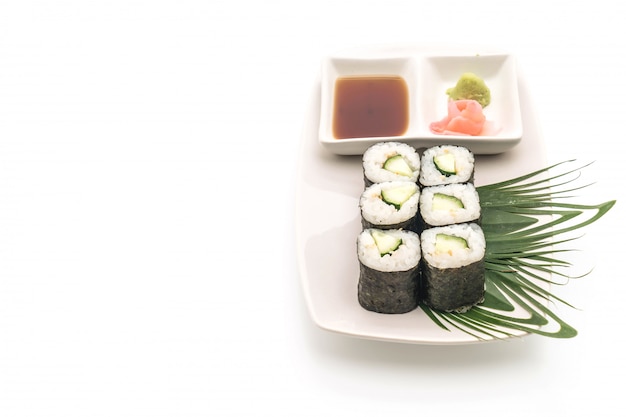 maki sushi z ogórkiem - japoński styl jedzenia