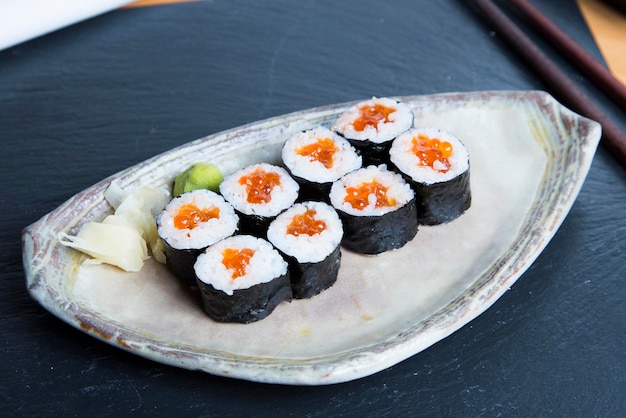 maki z łososia. Maki sushi to rolada z wodorostów nori wypełniona ryżem i różnymi składnikami.