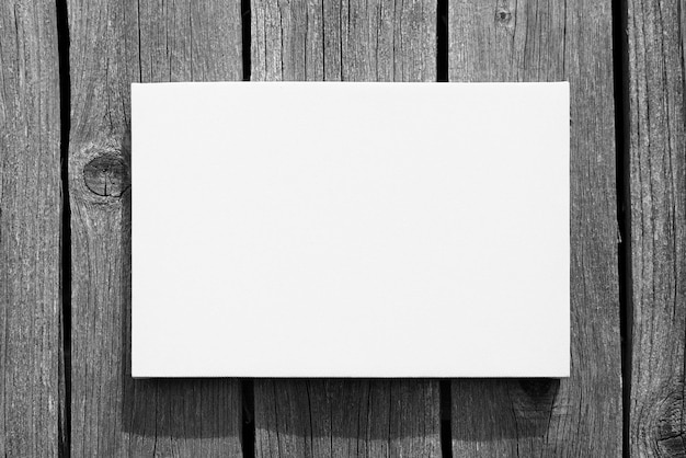 Zdjęcie makieta białego naciągniętego płótna na szarej drewnianej ścianie