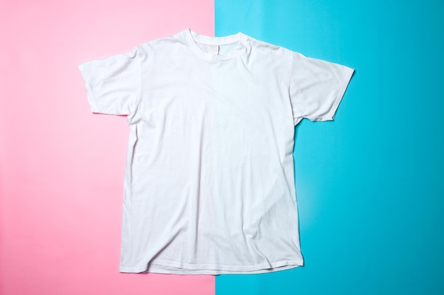 Makieta białej koszulki na kolorowym tle Szablon płaskiej koszulki świeckiej