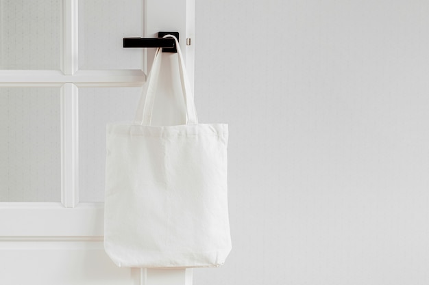 Makieta białej torby ekologicznej. Pusty worek na zakupy z miejsca na kopię. Płócienna torba typu tote. Ekologiczna / zerowa koncepcja odpadów.