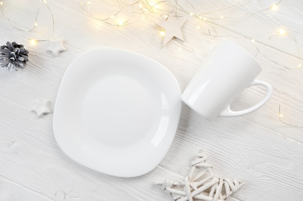 Makieta biały talerz i kubek na Boże Narodzenie biały drewniany