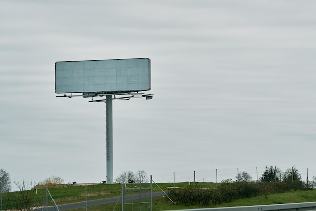 Makieta billboardu autostrady puste płótno do reklamy na otwartej drodze