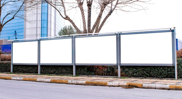 Zdjęcie makieta billboardu szyldowego i szablon pustej ramki do projektowania graficznego prezentacji logo
