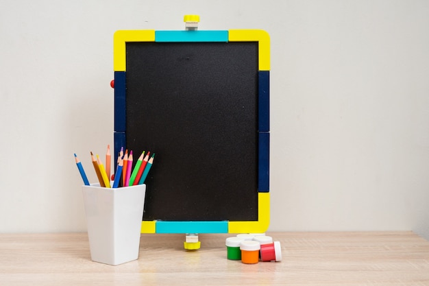 Makieta biurka szkolnego z kolorowymi artykułami biurowymi z powrotem do szkoły