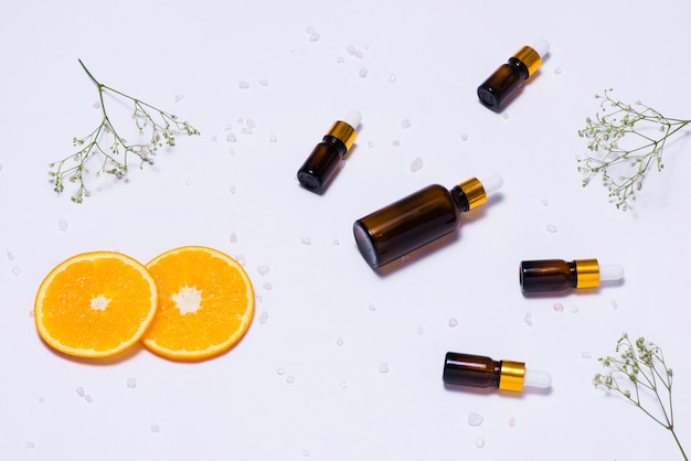 Makieta brandingowa. Naturalny olejek eteryczny, pojemniki na butelki kosmetyczne z plastrami pomarańczy.