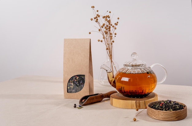 Makieta brandingu i opakowania ekologicznej herbaty Pusta makieta opakowania herbaty z herbatą Opakowanie papierowe z oknem i pustą przestrzenią do wyeksponowania projektu marki