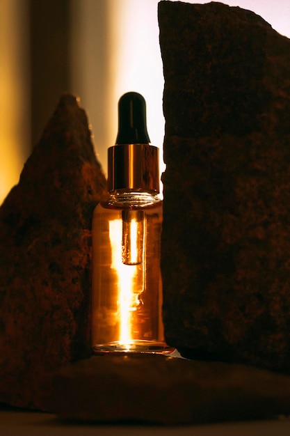 Makieta butelki kosmetycznej z jasnym światłem słonecznym i twardymi cieniami Naturalna koncepcja kosmetyków naturalna