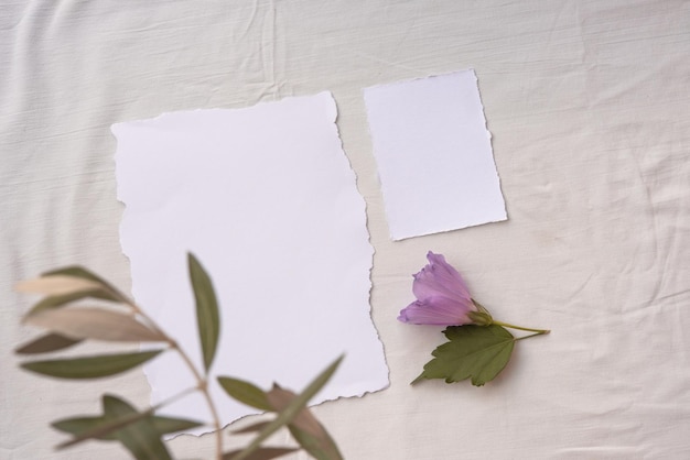 Zdjęcie makieta karty zaproszenia ślubne szablon karty z pozdrowieniami płaski widok z góry biała kartka papieru