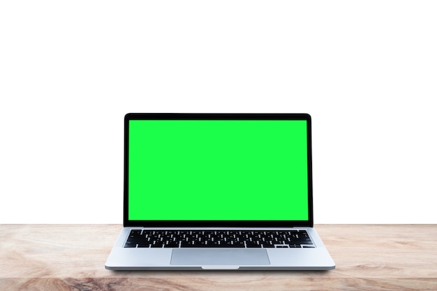 Makieta laptopa komputer pusty zielony ekran na stół z drewna, izolowany na białym tle.