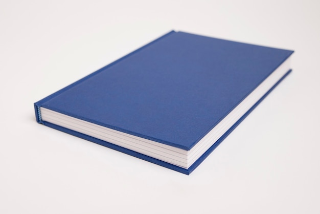 Makieta niebieskiej książki z notatkami